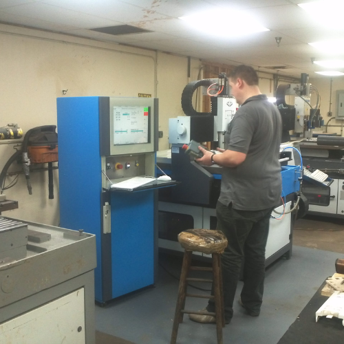 Aufstellung von drei CNC-Graviermaschinen